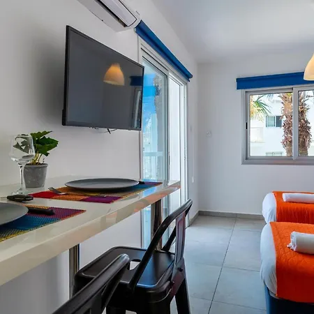 Tangerine With Pool In Apartman