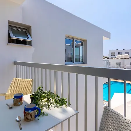 Tangerine With Pool In Apartman