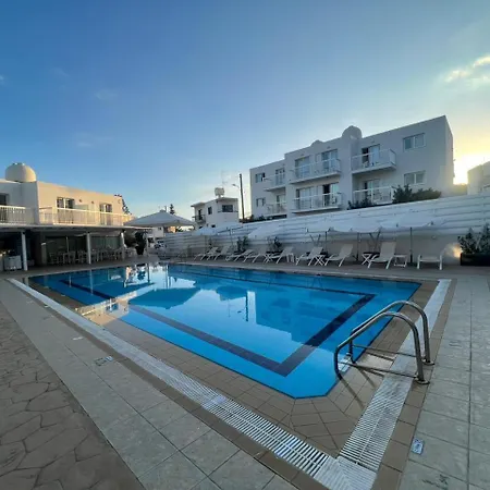 Tangerine With Pool In Apartman *